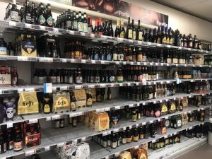 スーパーの棚に並ぶビール