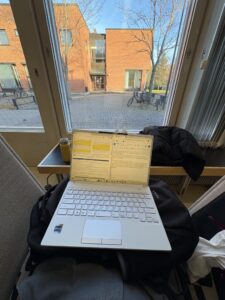 図書館のソファー席で課題